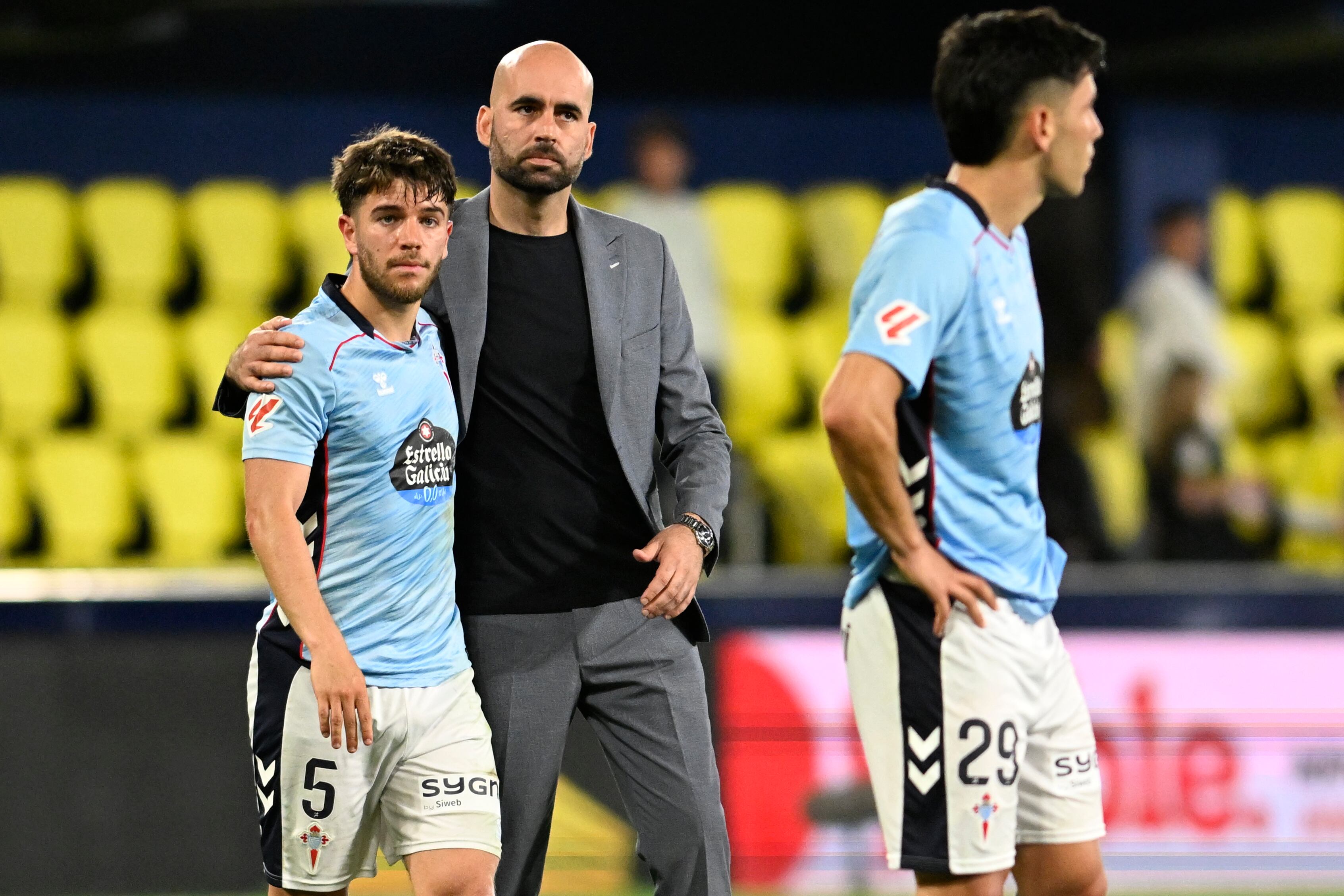 VILLARREAL, 26/04/2026.- El entrenador del Celta Claudio Giráldez (c) abraza a Sergio Carreira (i) al finalizar el encuentro de la jornada 32 de LaLiga que Villarreal CF y Celta de Vigo disputaron este domingo en el estadio de La Cerámica. EFE/Andreu Esteban