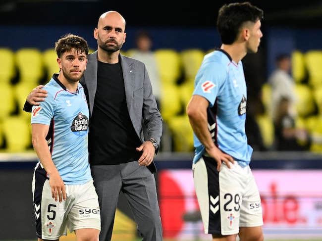 VILLARREAL, 26/04/2026.- El entrenador del Celta Claudio Giráldez (c) abraza a Sergio Carreira (i) al finalizar el encuentro de la jornada 32 de LaLiga que Villarreal CF y Celta de Vigo disputaron este domingo en el estadio de La Cerámica. EFE/Andreu Esteban