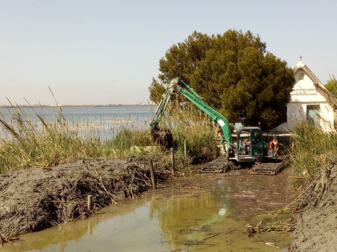 Tareas de dragado en el acceso alrededor de la Barraca de los Pescadores que ha llevado a cabo el consistorio esta semana. 