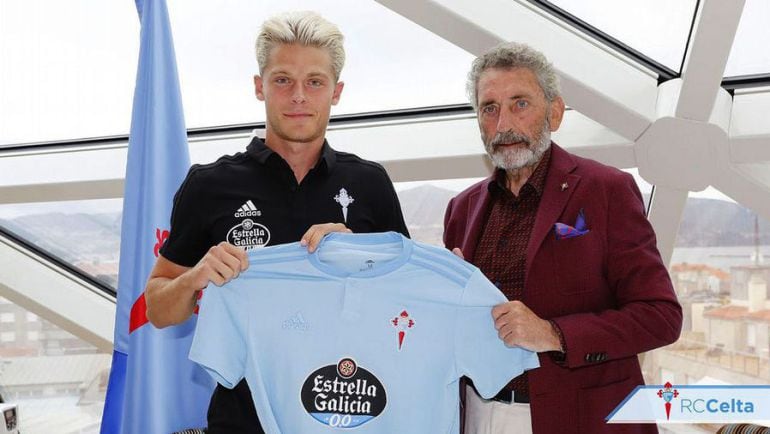 Jensen posando con la camiseta del Celta