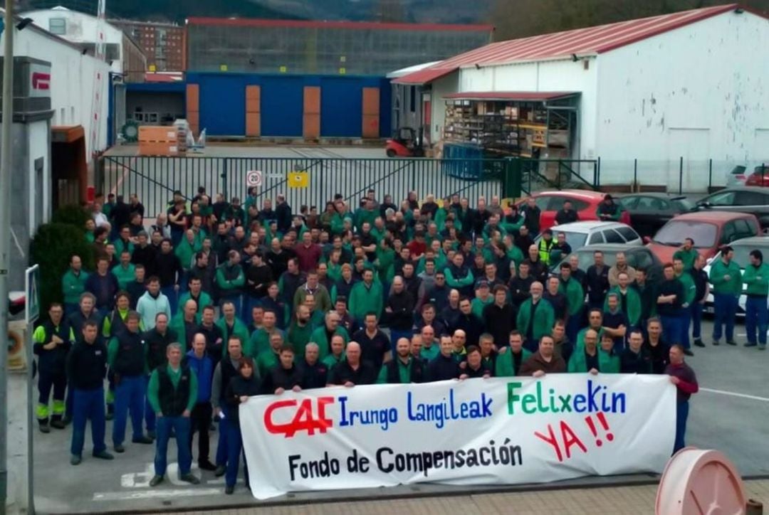 Trabajadores de la Compañía CAF Irun concentrados para denunciar el fallecimiento de un compañero por amianto.