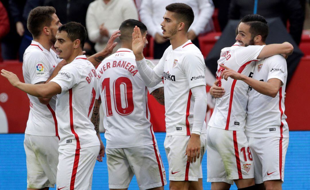 GRAF8129. SEVILLA.- Los jugadores del Sevilla celebran el segundo gol ante Girona en el partido de la jornada 16 de LaLiga que los dos equipos juegan hoy en el estadio Sánchez Pizjuán de Sevilla. EFE Julio Muñoz