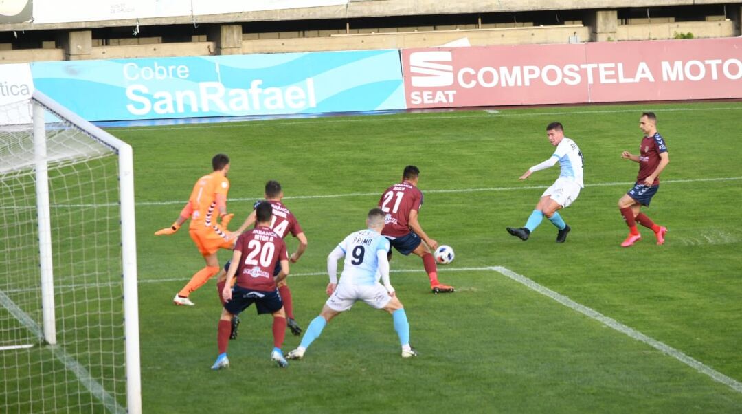 Instante en el que Brais Abelenda chuta para marcar el primer gol del Compostela