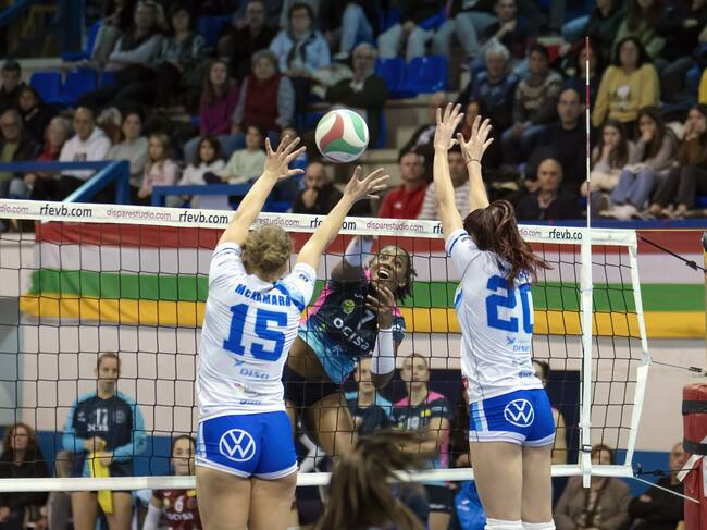 Una jugadora del Haro Rioja Vóley, en pleno remate en un partido ante Tenerife en la Liga Iberdrola | Haro Rioja Vóley