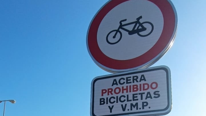 Señal que prohíbe la circulación de bicicletas y Vehículos de Movilidad Personal por la acera de La Cantera. Foto: PCM