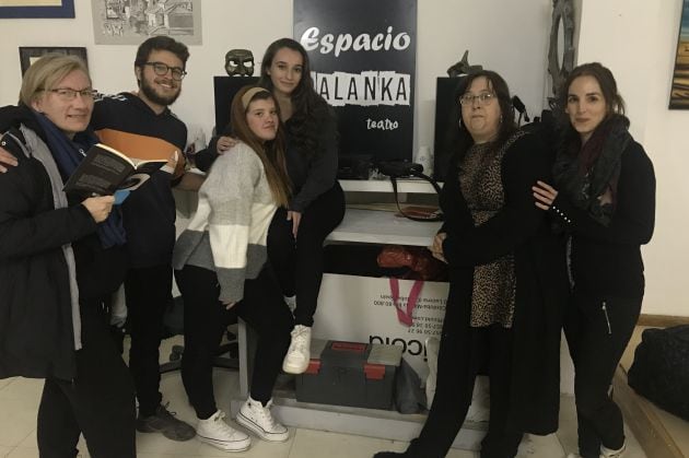 Alumnos de Palanka Teatro junto a su profesora Pilar Martín (segunda desde la derecha).