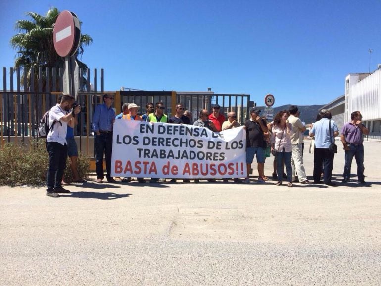 Trabajadores de Grupo SAM concentrados a las puertas de la factoría 