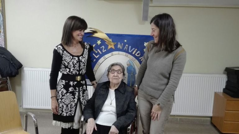 Nicolasa, con algunas voluntarias de Seniors en red