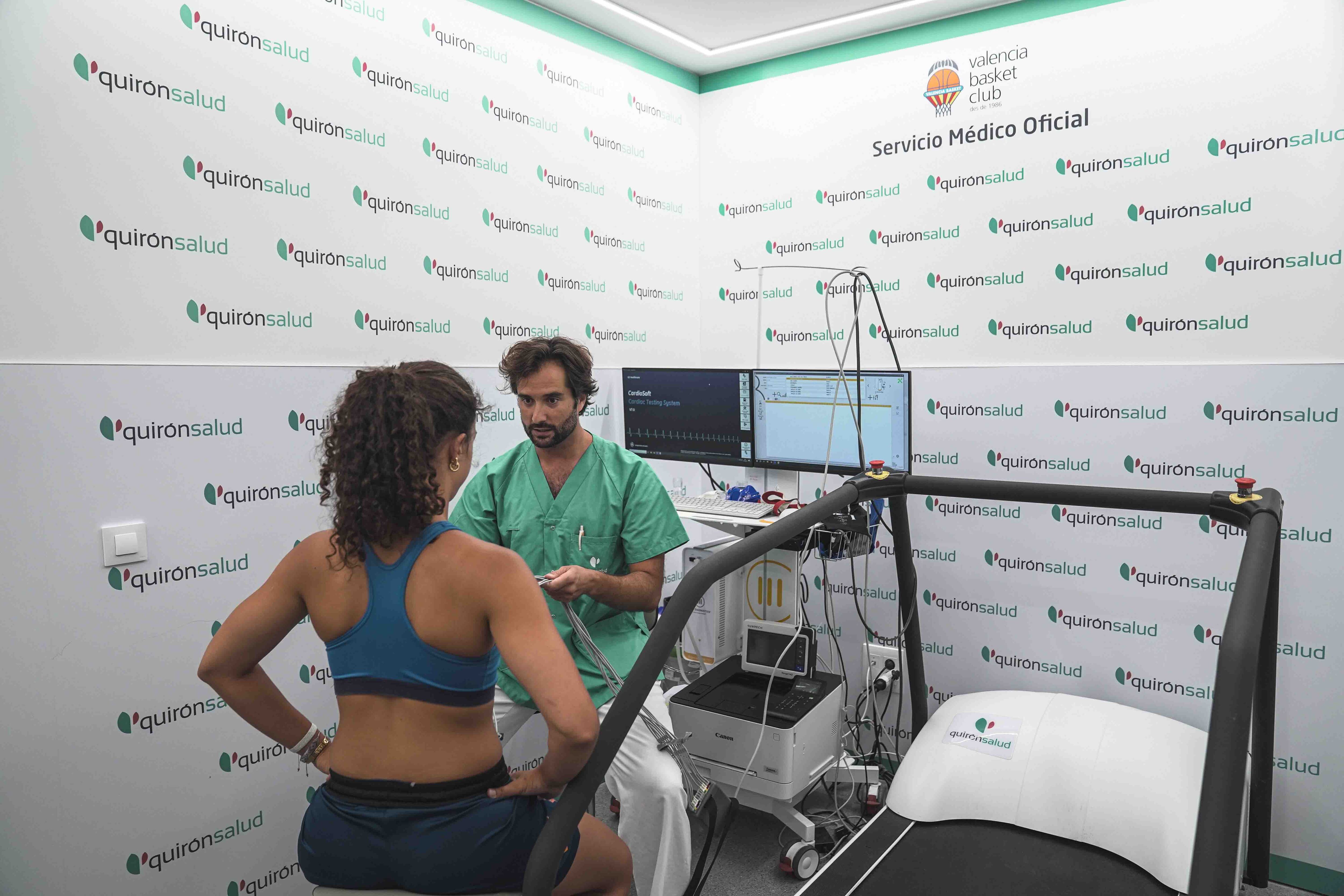 Jugadora del Valencia Basket durante su chequeo en Centro Médico Quirónsalud Mercado de Colón