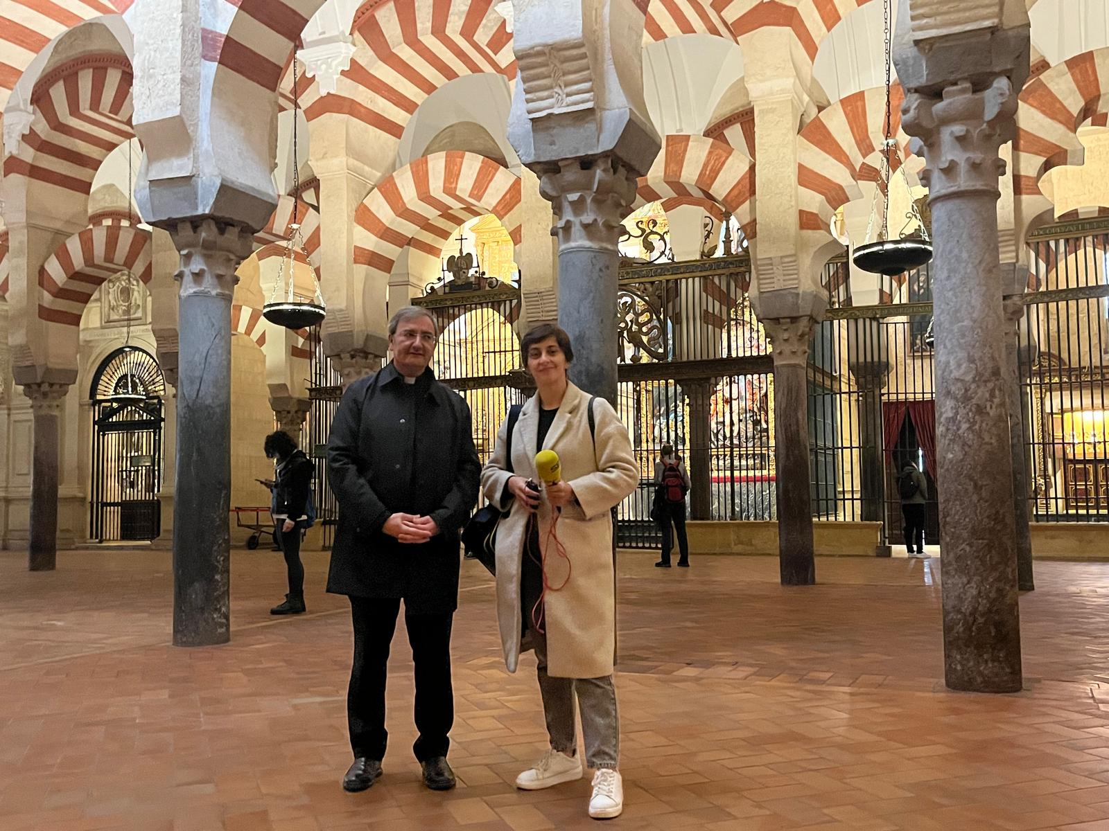 El deán de la Mezquita-Catedral, Joaquín Alberto NIeva, junto a la periodista María José Martínez.