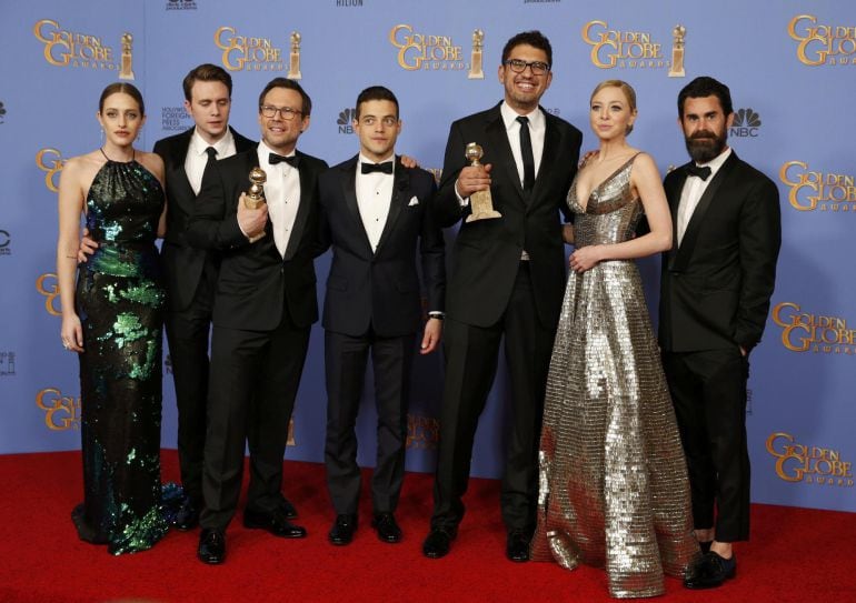 El productor Sam Esmail posa con el reparto de Mr. Robot, mejor serie dramática del año para los Globos de Oro 