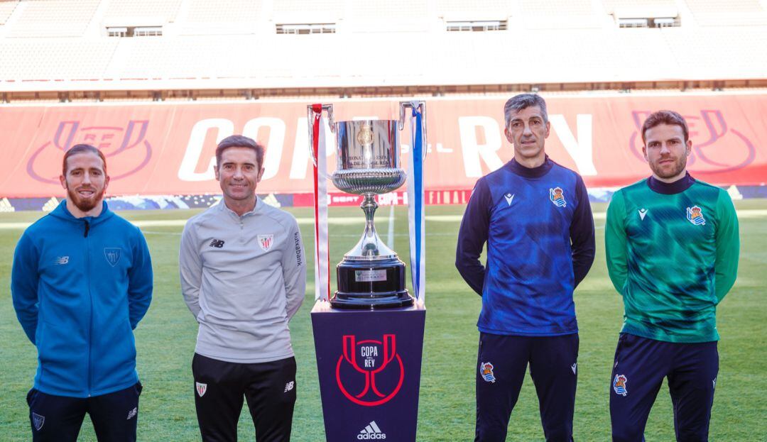 Los entrenadores y capitanes de Athletic y Real Sociedad, junto a la Copa