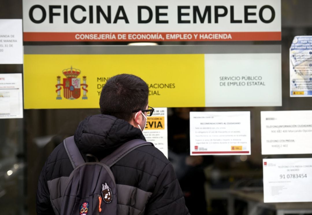 Un hombre mira el cristal de una oficina de empleo, SEPE 