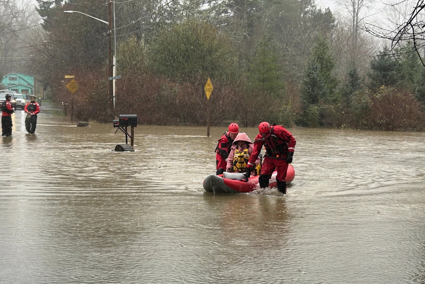 Operación de rescate debido a las inundaciones este miércoles, en el río Middle Fork Snoqualmie en el estado de Washington (Estados Unidos).