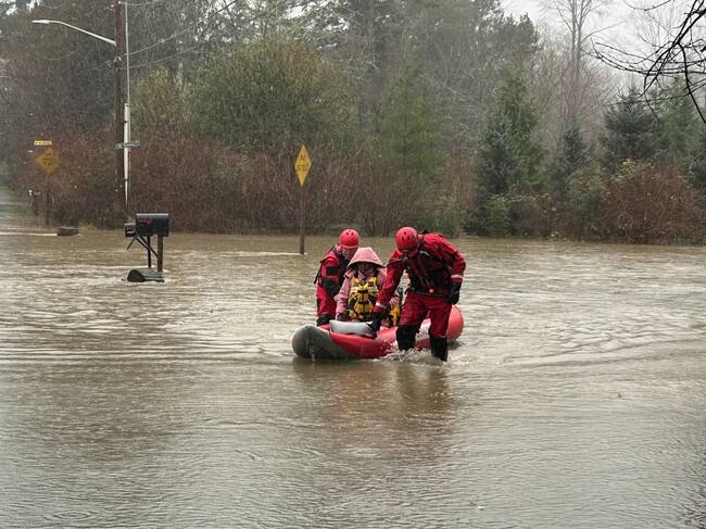 Operación de rescate debido a las inundaciones este miércoles, en el río Middle Fork Snoqualmie en el estado de Washington (Estados Unidos).