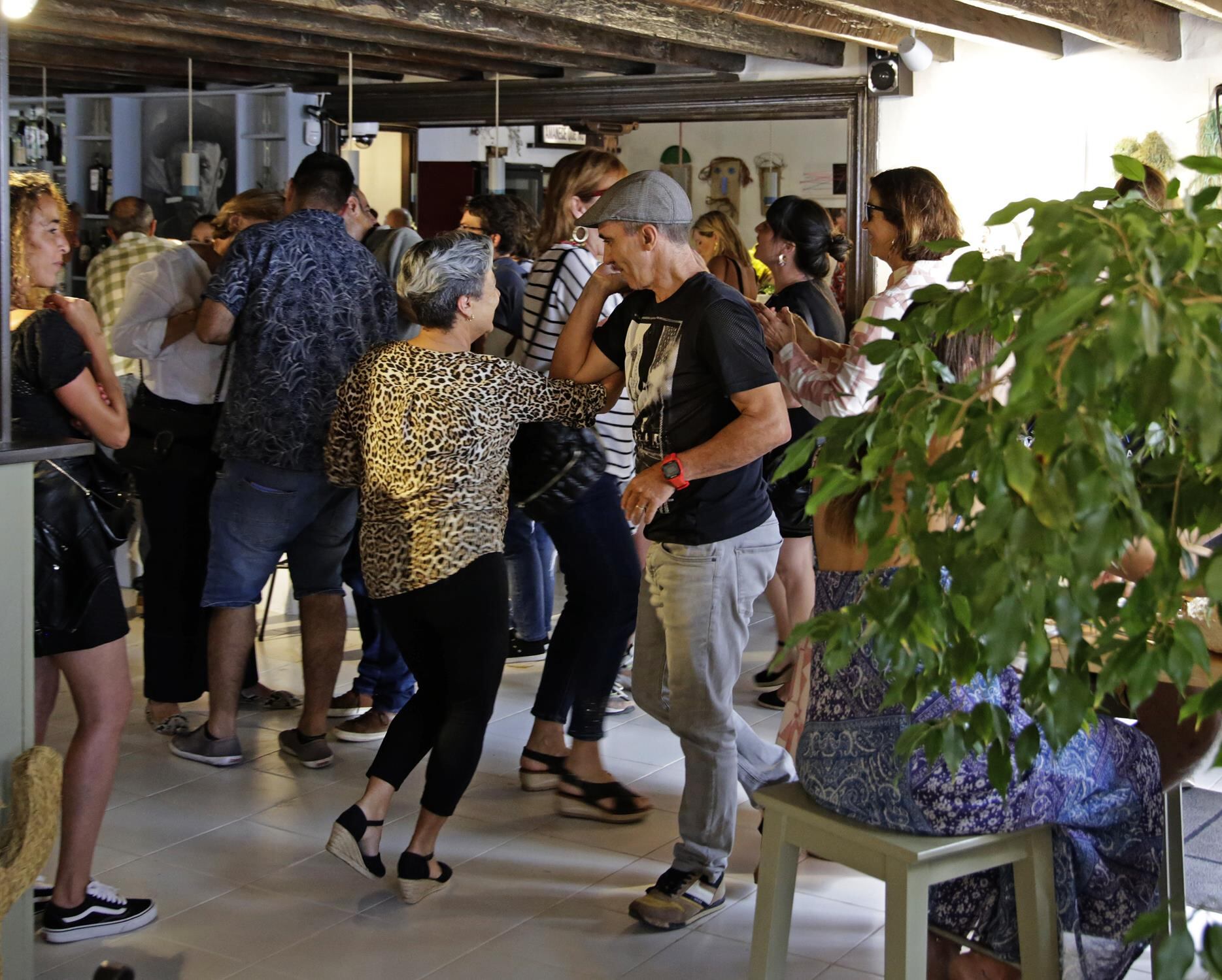 Clientes en el bar de El Almacén.
