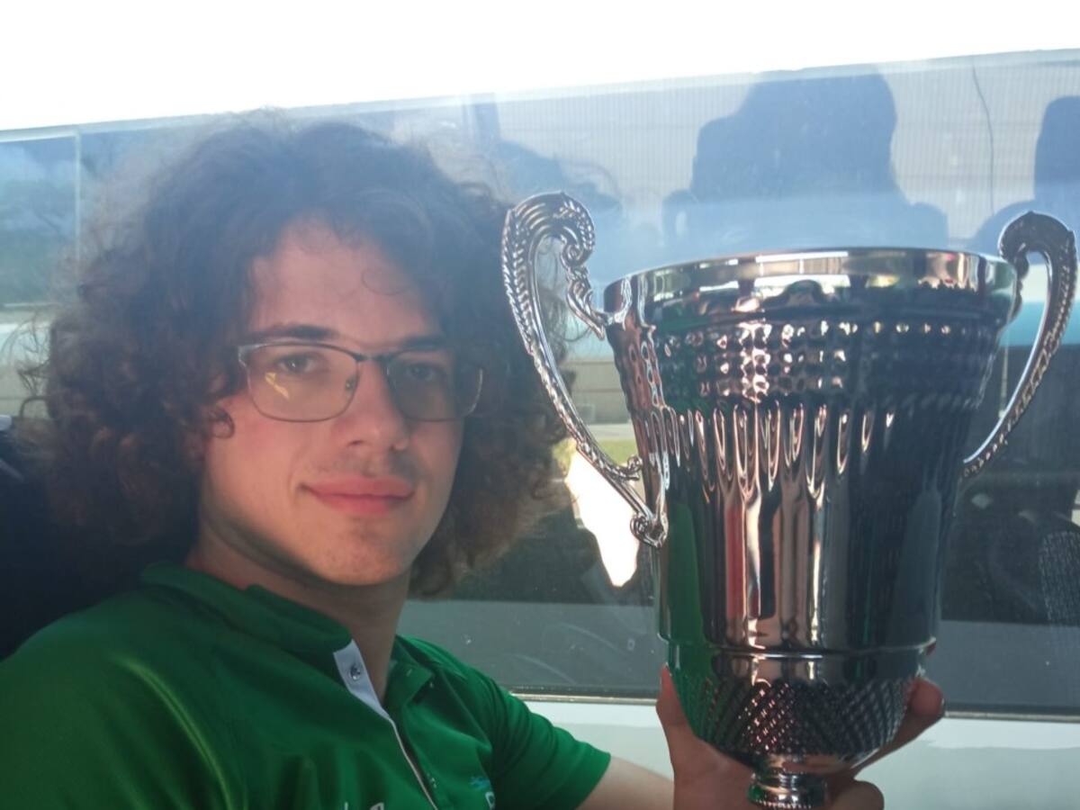 Alejandro Plaza brilla en la piscina