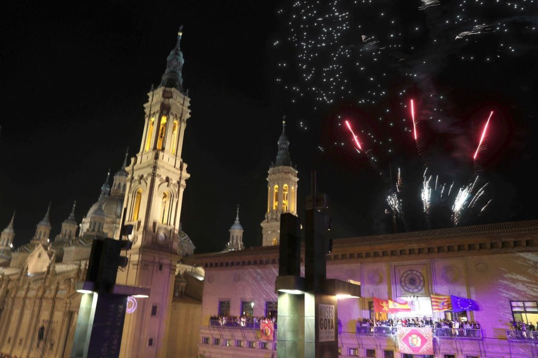 Miles de personas han abarrotado hoy la plaza del Pilar de Zaragoza para escuchar el pregón que marca el inicio de las Fiestas del Pilar