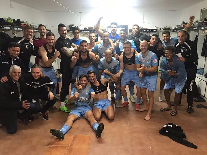 La plantilla celebra el triunfo