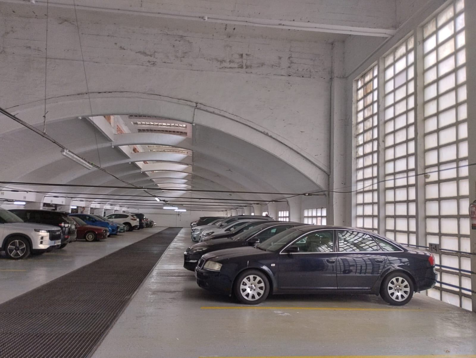 El edificio Aurrera está situado en la confluencia de las calles Urtzaile y Bidebarrieta