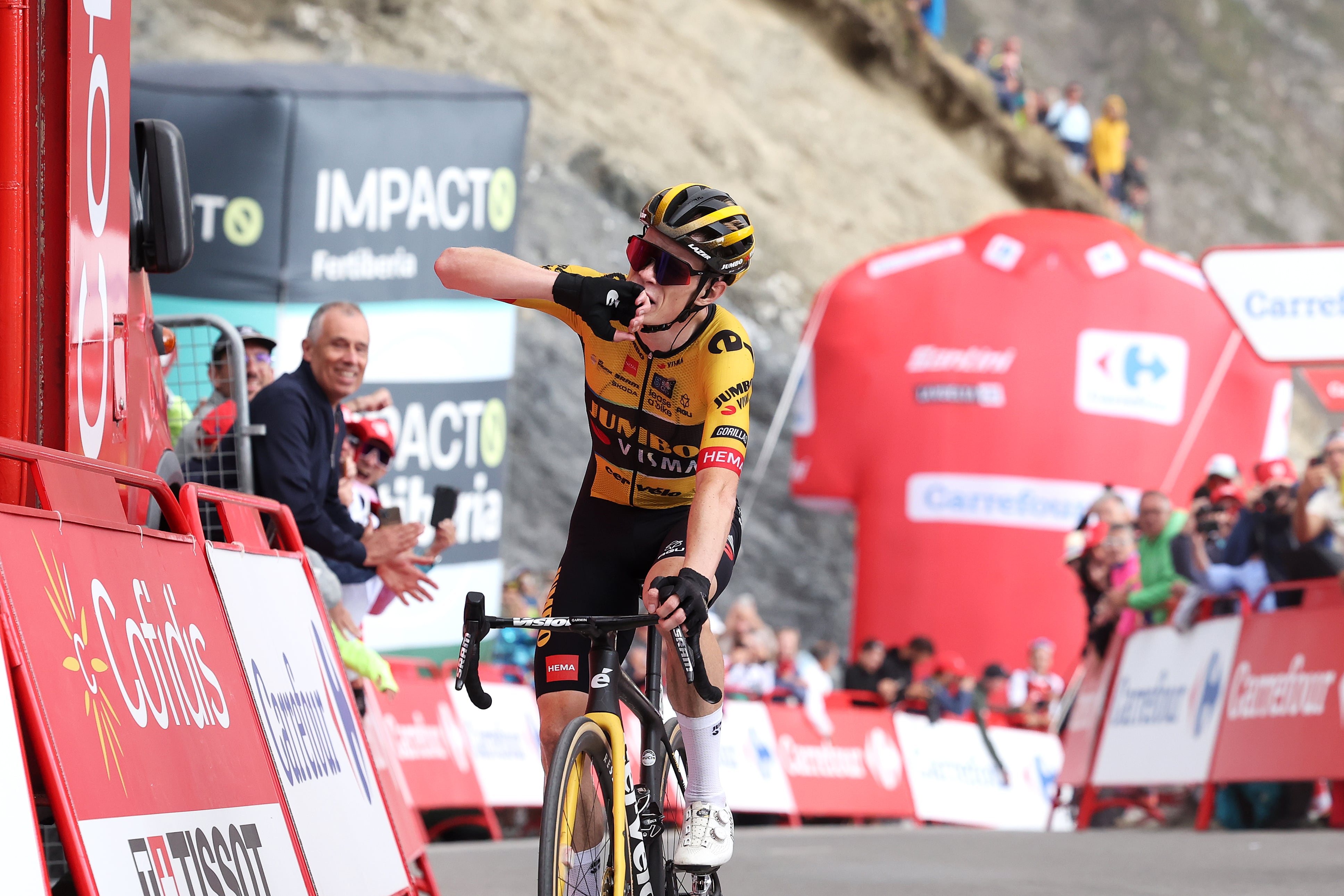 Jonas Vingegaard cruza la meta en el Tourmalet. (Alexander Hassenstein/Getty Images)