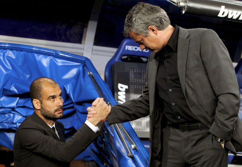 Guardiola y Mourinho se saludan en un partido en el Bernabéu