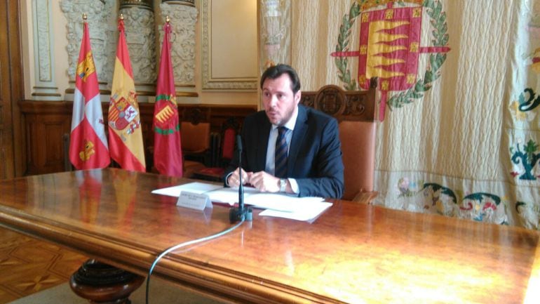 El alcalde de Valladolid, Óscar Puente, durante la comparecencia ante la prensa por el 'caso Samaniego'