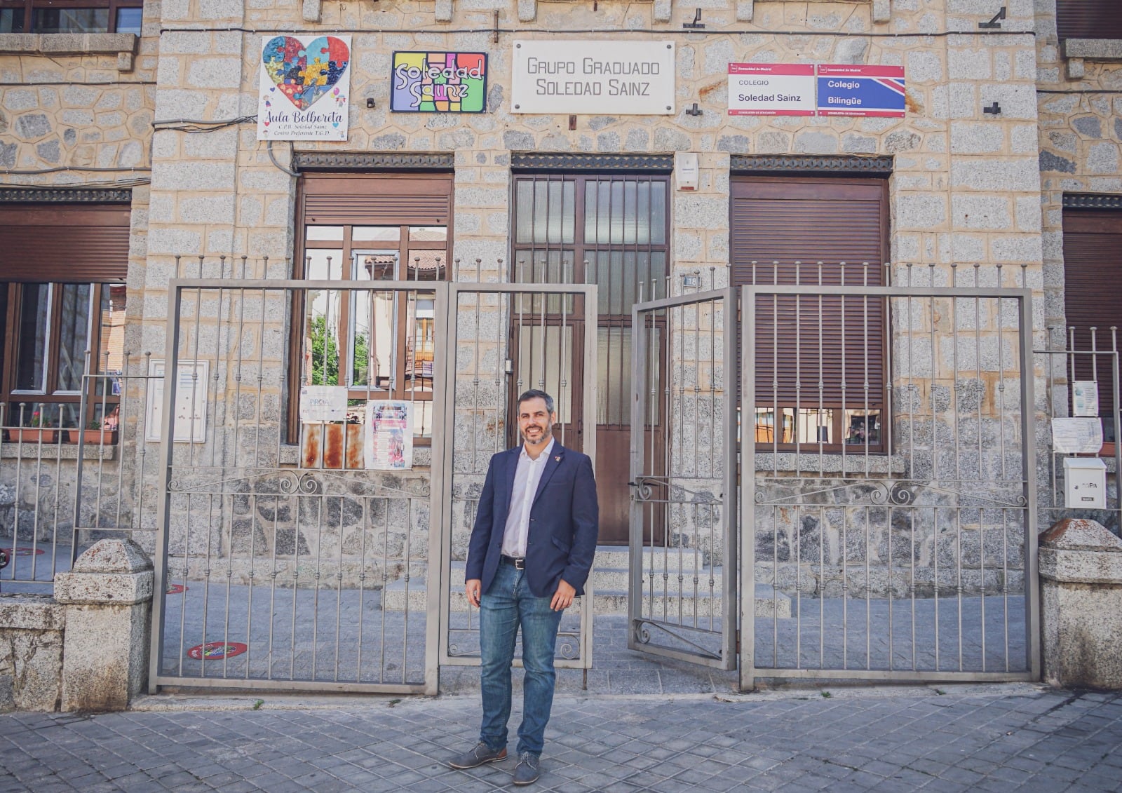 El portavoz de Ganemos Colmenar, Carlos Gómez, frente al colegio Soledad Sainz de Colmenar Viejo