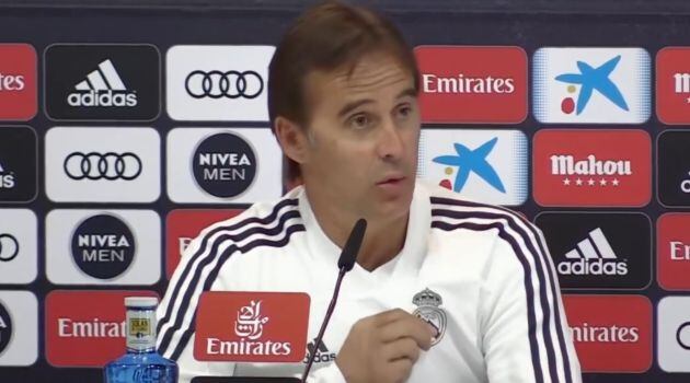 Julen Lopetegui se lleva la mano al escudo madridista durante la rueda de prensa de este viernes