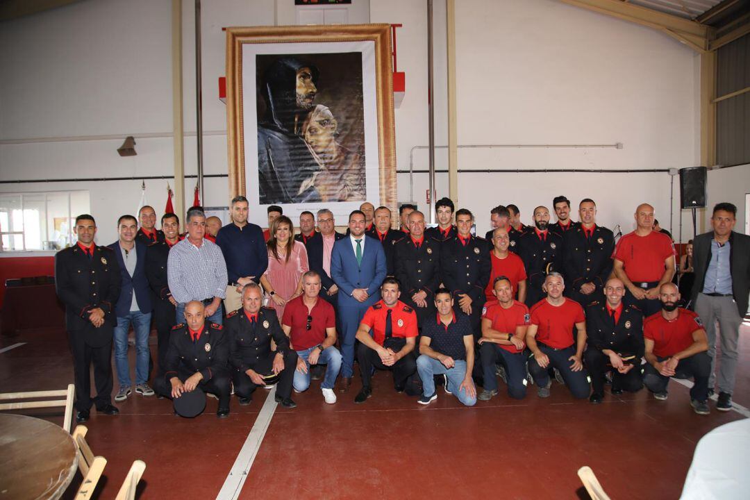 Autoridades insulares y municipales junto a los bomberos de Lanzarote.