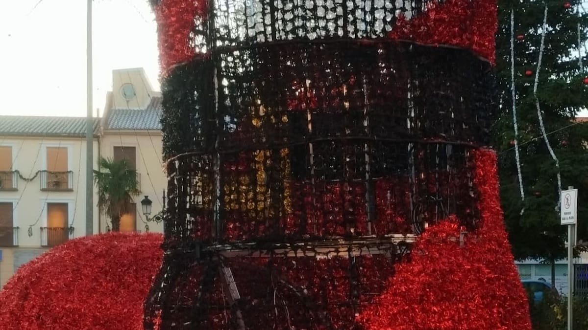 Prenden fuego a un adorno navideño en Illescas (Toledo)... y no es el único acto vandálico