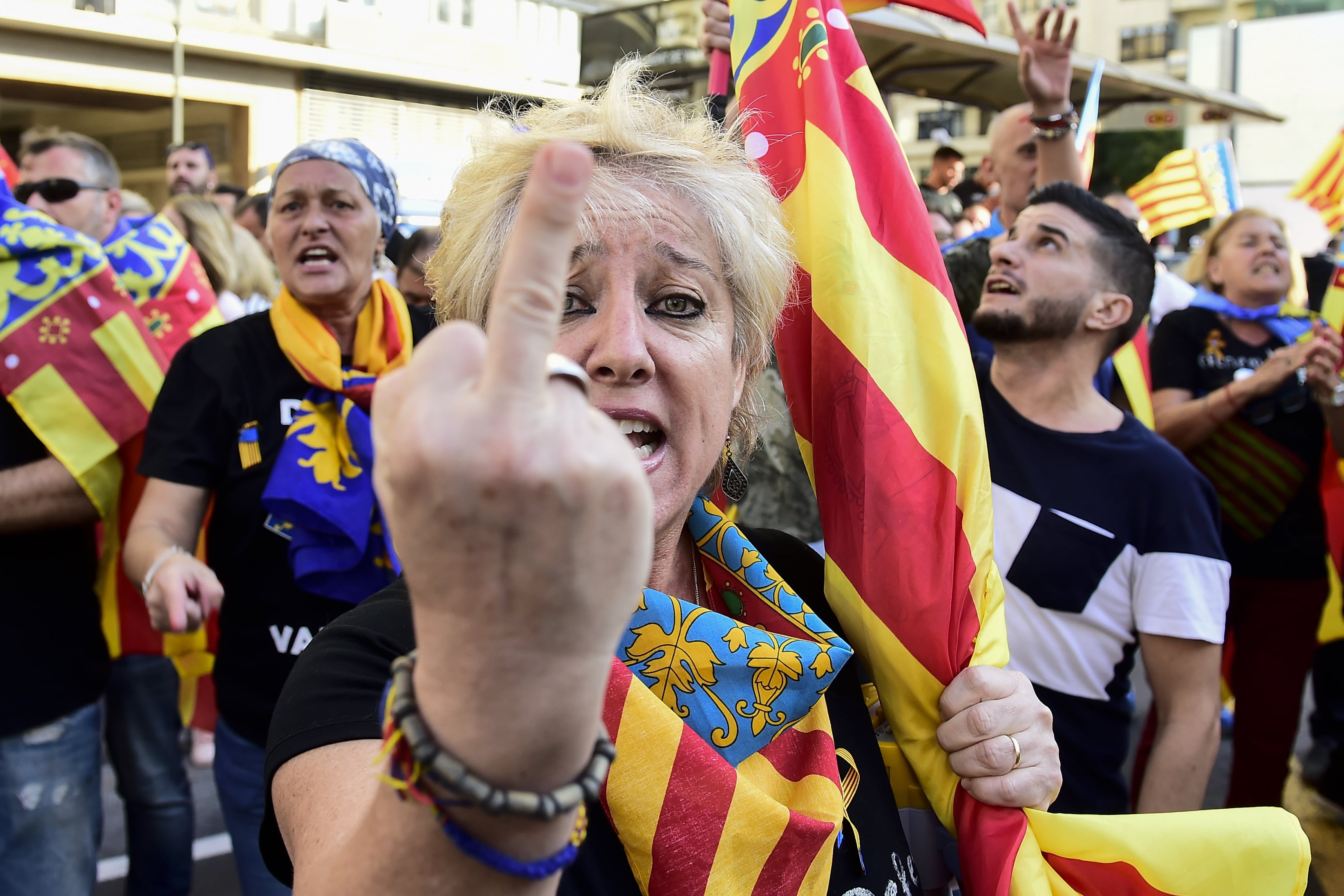 Un grupo de fascistas agrede a manifestantes y periodistas en la marcha del 9 d&#039;Octubre de 2017 en València.