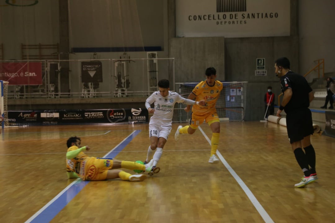 El Santiago Futsal vio como el Benavente le remontaba y ganaba el partido