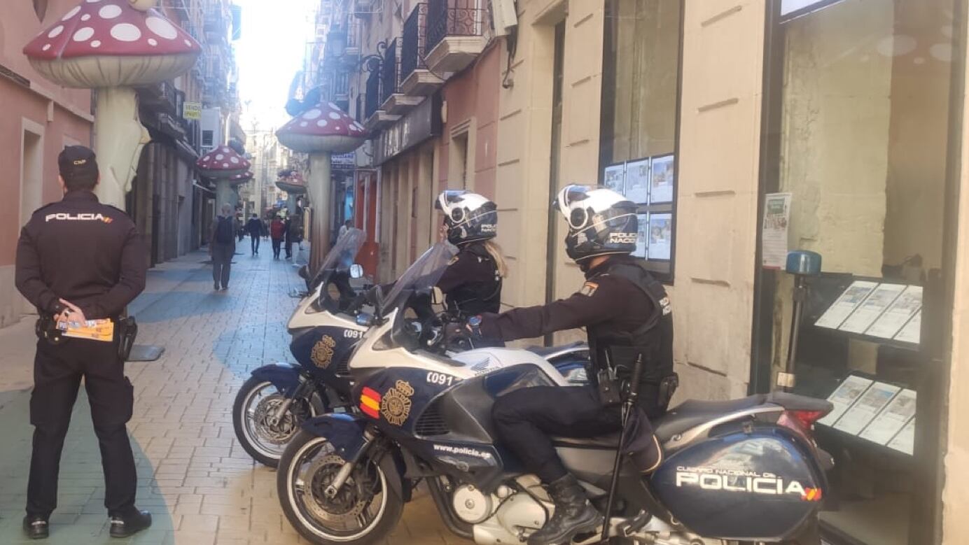 Agentes de la Policía Nacional vigilan la calle San Francisco en Alicante. Foto: Policía Nacional