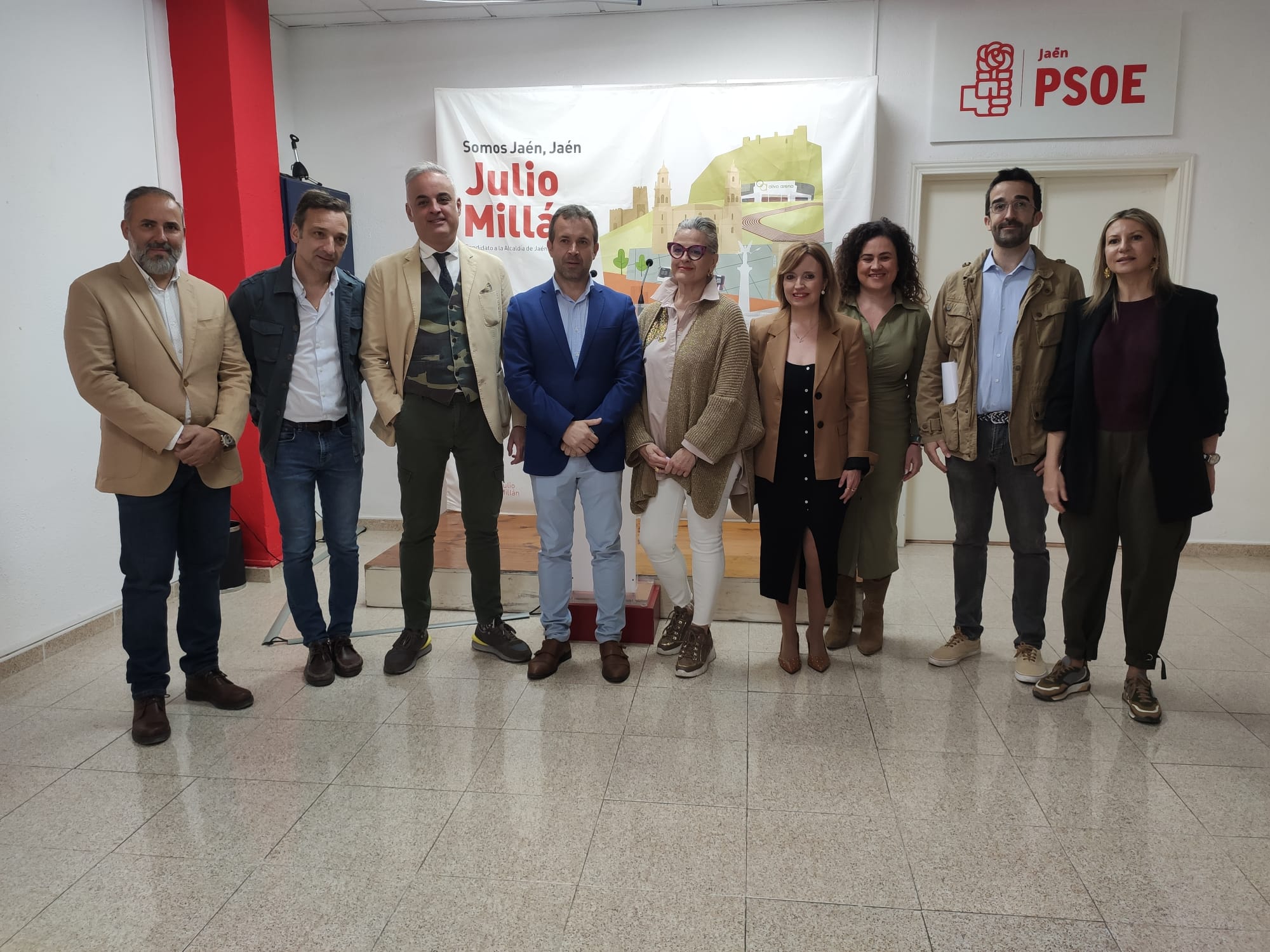 El alcalde de Jaén Julio Millán, en el centro, rodeado de componentes del PSOE y la Asociación de comerciantes MÜY