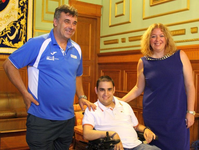 Fernando antúnez junto a la alcaldesa de Motril, Flor Almón, y el director de deportes, Emilio GArcía