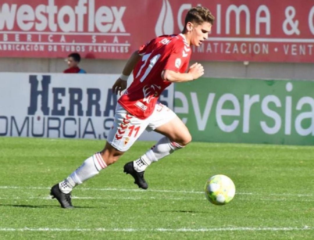 Josema Raigal conduciendo el balón la pasada campaña