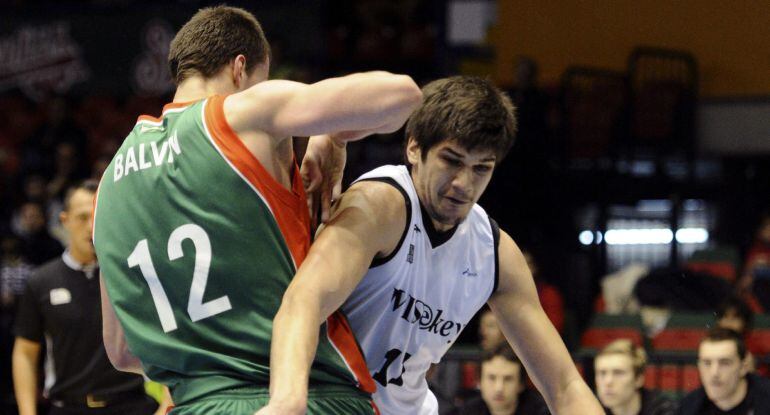 GRA382. SEVILLA, 14/02/2015.- El jugador del Bilbao Basket Marco Todorovic, ante el jugador del Baloncesto Sevilla, Ondrej Balvin, durante el encuentro perteneciente a la jornada 21 de la liga ACB celebrado en el palacio de deportes de San Pablo de Sevilla. EFE/Raúl Caro.