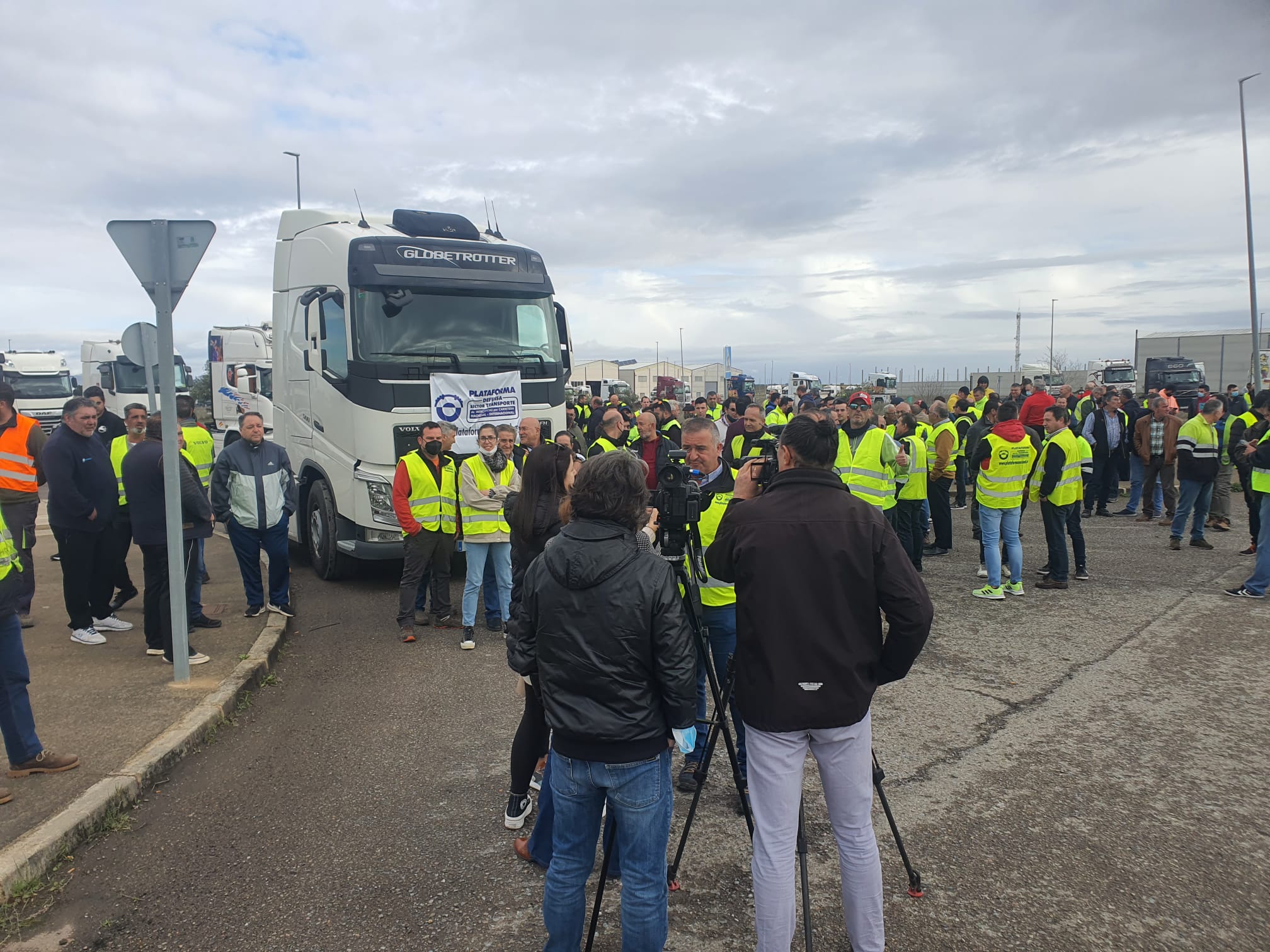 Imagen de los convocantes de la marcha atendiendo a los medios de comunicación