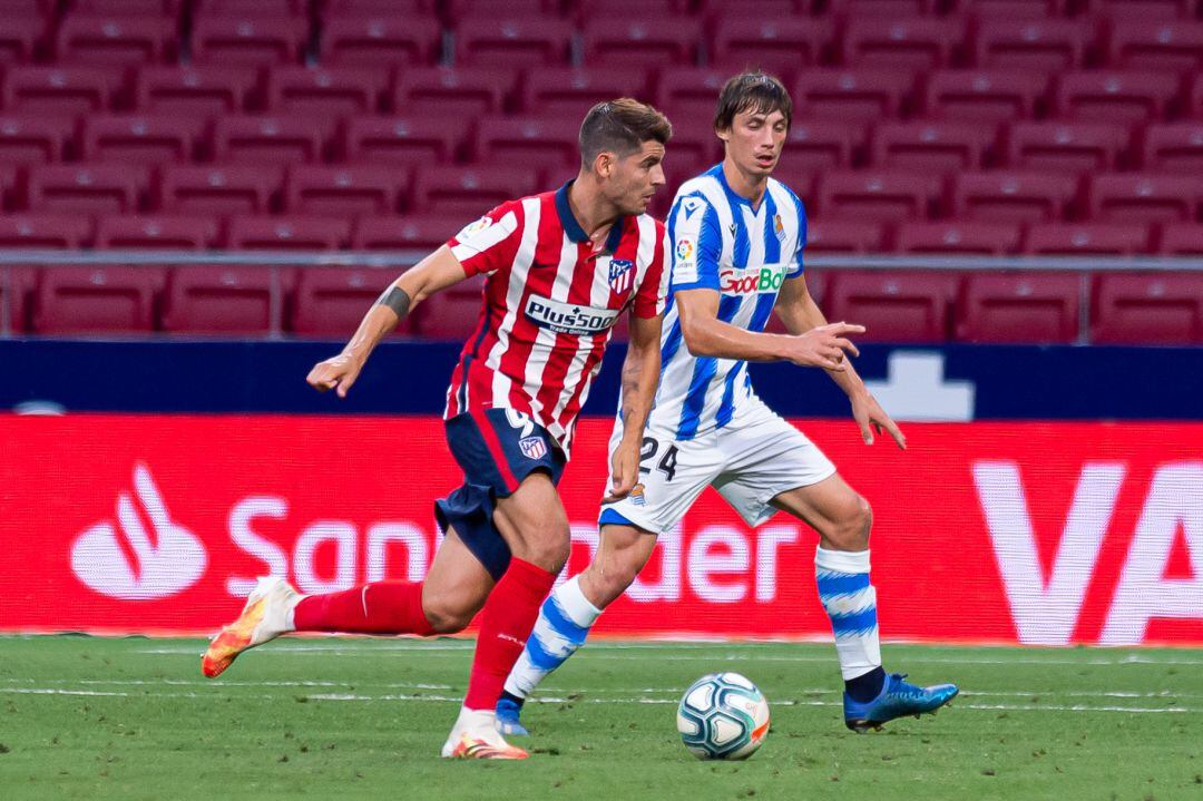 Álvaro Morata y Robin Le Normand durante un partido entre el Atlético de Madrid y la Real Sociedad en el Wanda Metropolitano. 