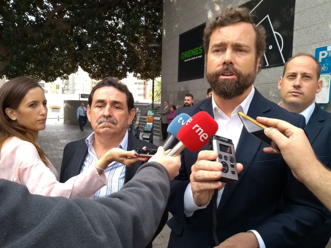 El dirigente de Vox, Iván Espinosa de los Monteros, junto al exteniente general de Orihuela, Manuel Mestre, diputado por Alicante, (i) en una visita de precampaña a las puertas de la estacion de ADIF.