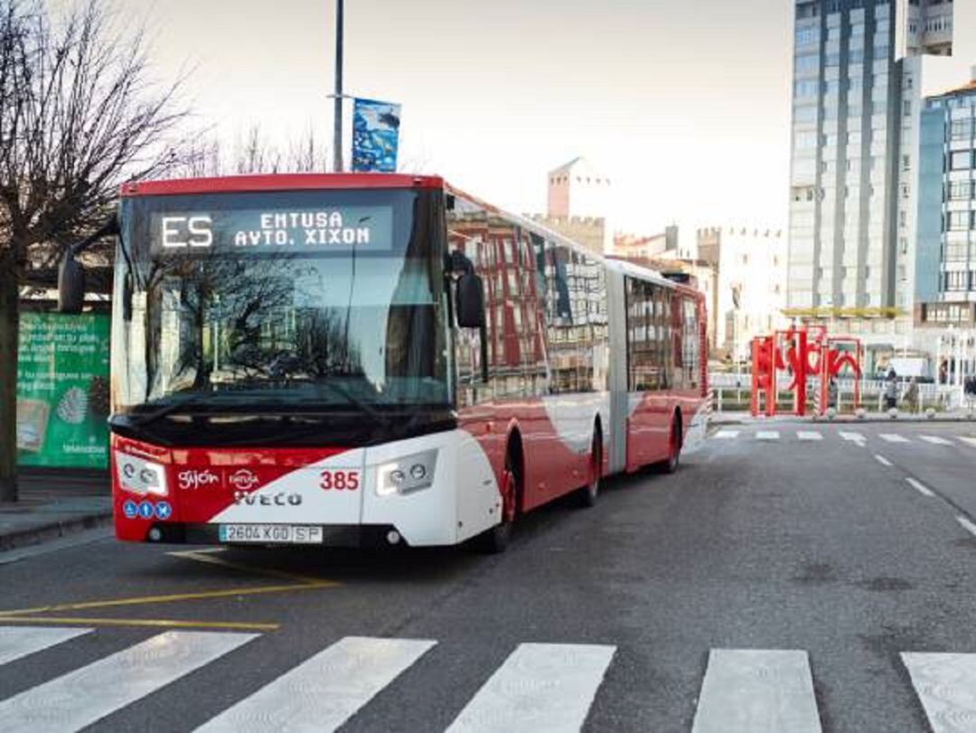 Un autobús articulado de EMTUSA. 