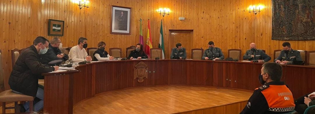 Catalina Madueño con la junta de seguridad en el Ayuntamiento de Mancha Real