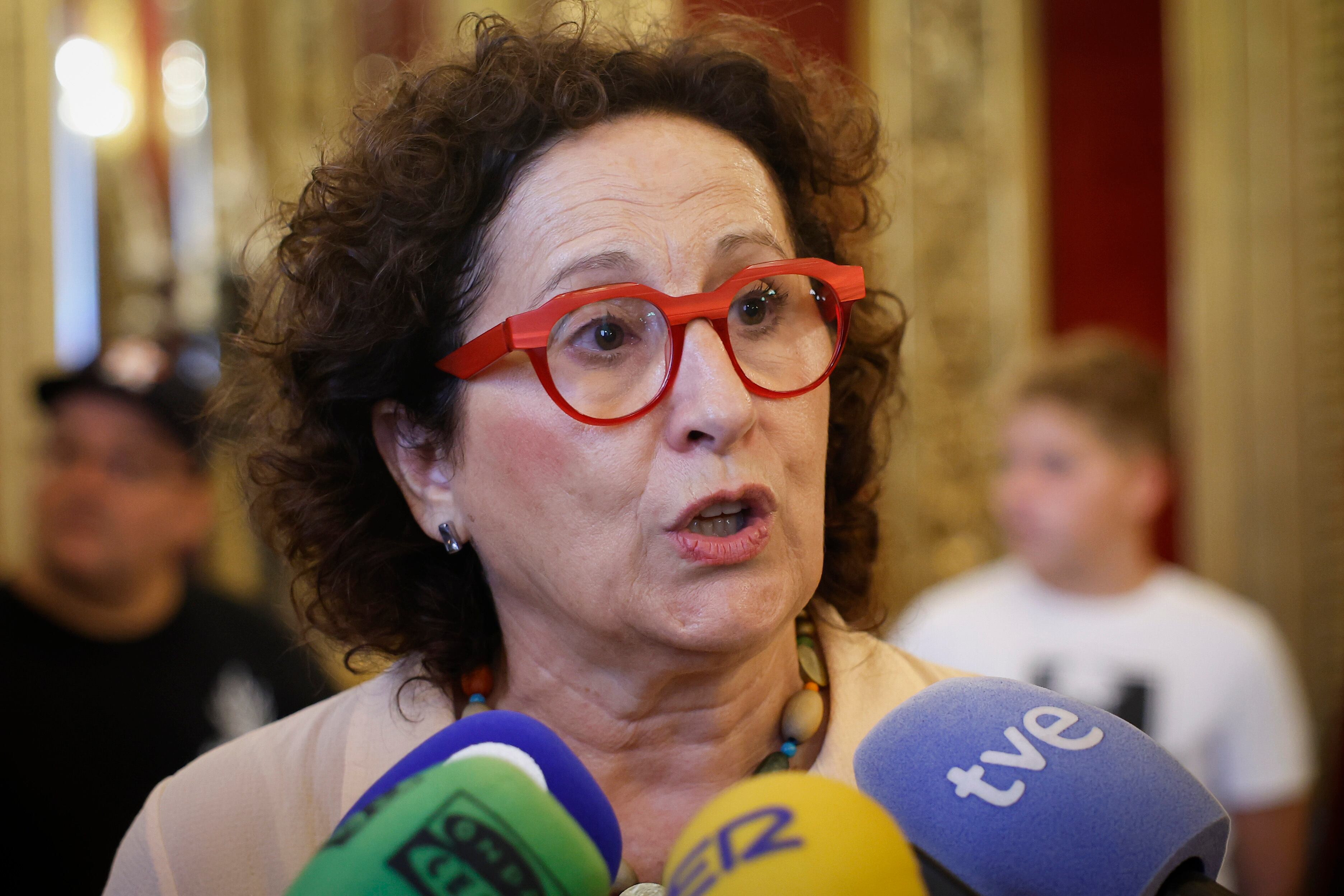 La consejera de Derechos Sociales del Gobierno de Navarra, Carmen Maeztu, atiende a los periodistas tras una recepción este martes en el Palacio de Navarra