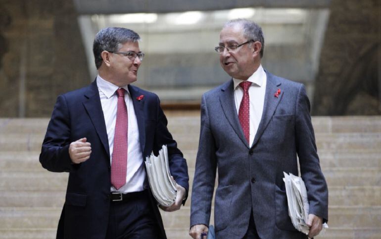 El consejero de Hacienda, Fernando Gimeno (derecha), junto al consejero de Presidencia, Vicente Guillén