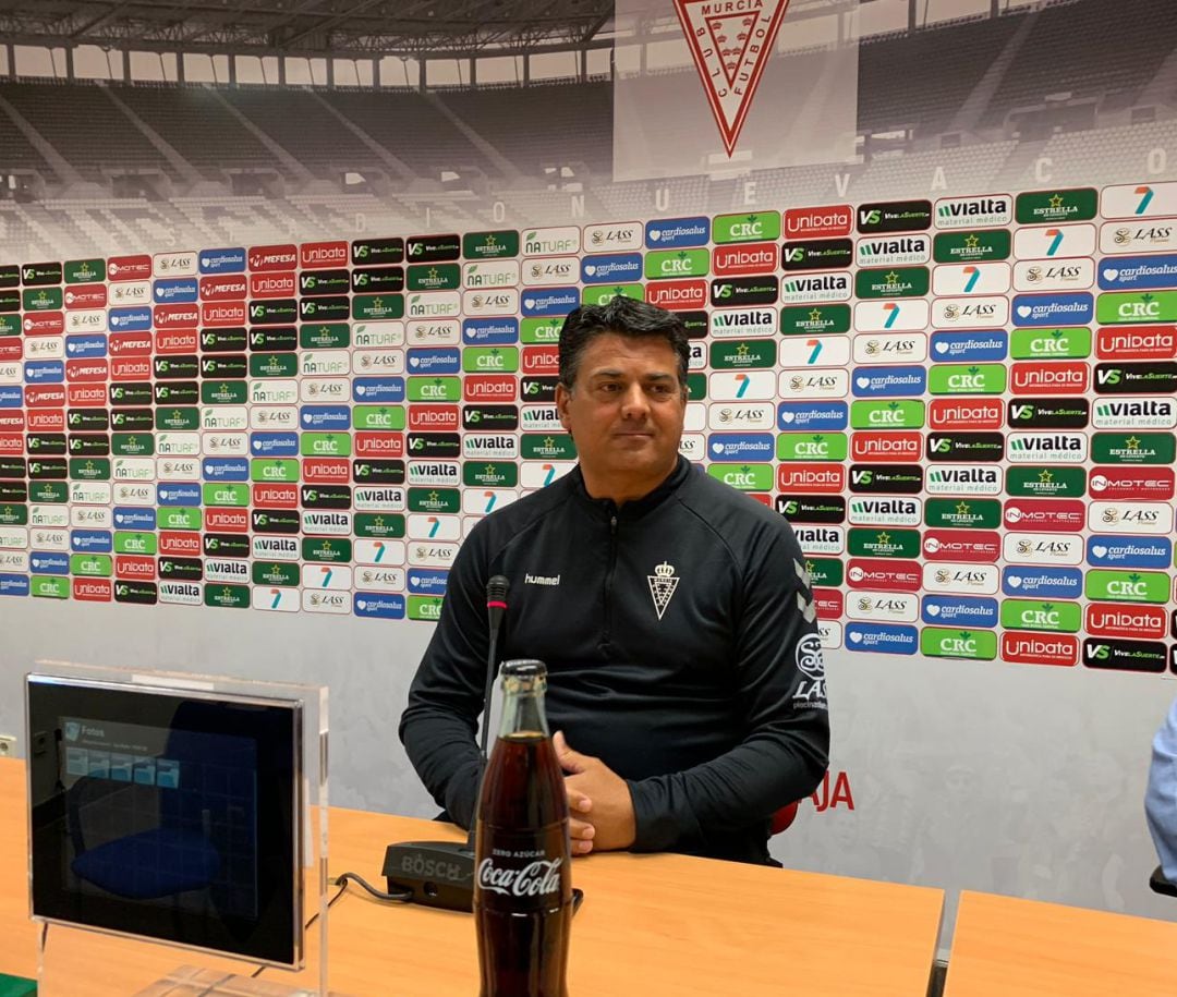 Julio Algar en la sala de prensa de Nueva Condomina