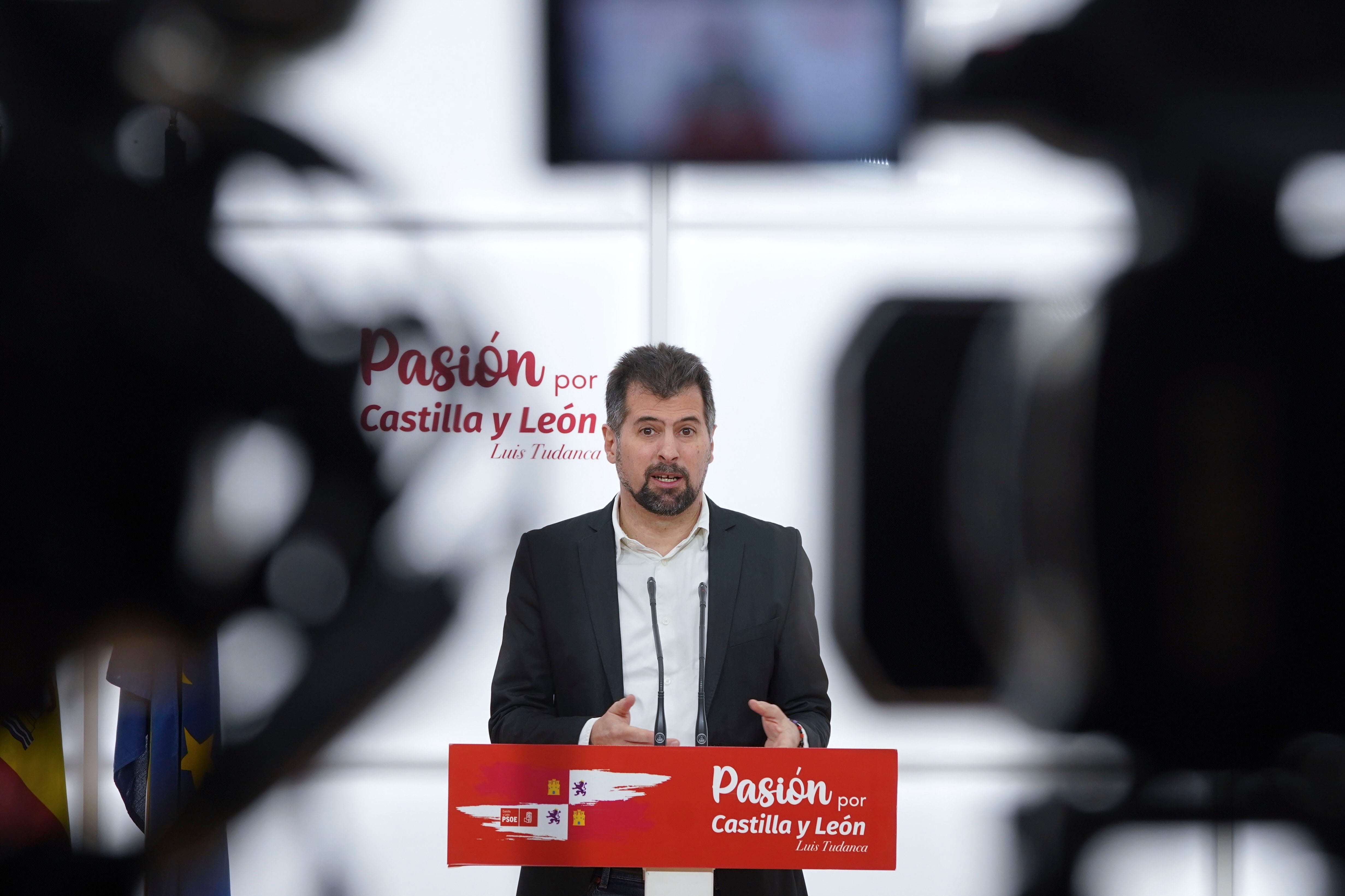 VALLADOLID, 07/01/2025.- El secretario general del PSOE en Castilla y León, Luis Tudanca, durante su comparecencia este martes en Valladolid para informar de su decisión de no concurrir como candidato al proceso de elecciones primarias en esta comunidad autónoma y, por tanto, de no optar a la reelección al cargo que ha desempeñado durante diez años y casi tres meses. EFE/Nacho Gallego
