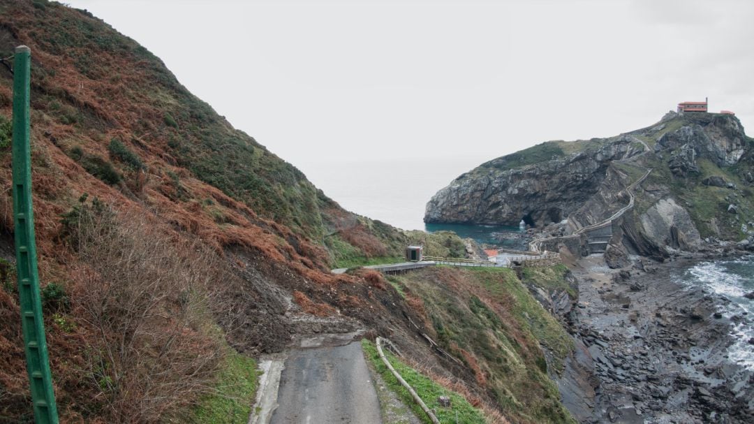 El desprendimiento ha obligado a cortar los accesos a San Juan de Gaztelugatxe