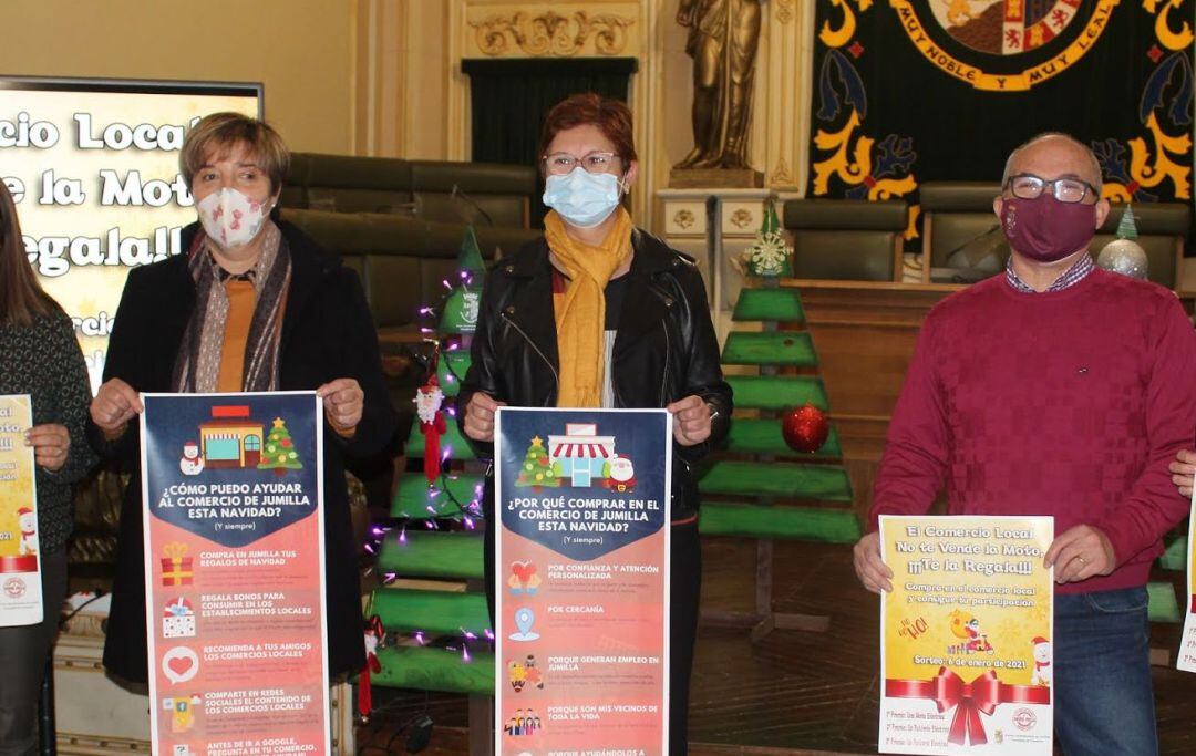Foto de archivo. De izquierda a derecha la presidenta de ASOJUMI, la alcaldesa de Jumilla y el concejal de Comercio.