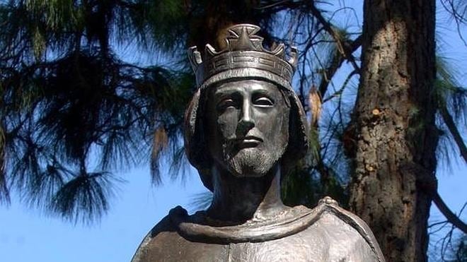 Estatua de Alfonso X, figura importante para Peñafiel